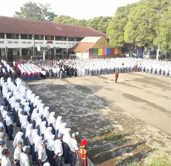 SMKN 1 Cimahi terletak di Jalan Mahar Martanegara No.48, Kelurahan Utama, Kecamatan Cimahi Selatan, Kota Cimahi, Jawa Barat 40533